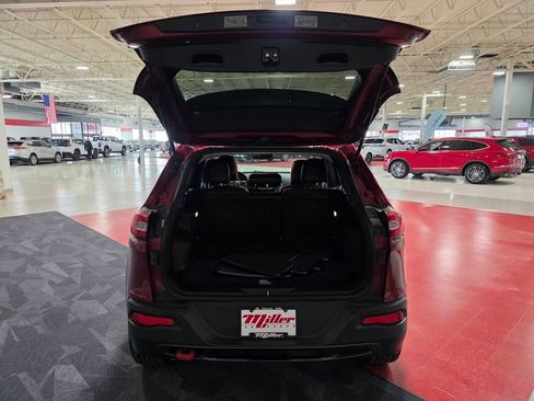 Used 2017 Jeep Cherokee Trailhawk image 5