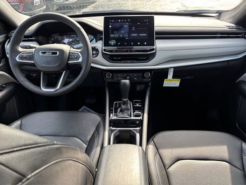 Used 2025 Jeep Compass Limited image 19