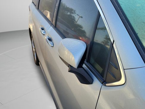 Used 2021 Toyota Sienna Limited image 15