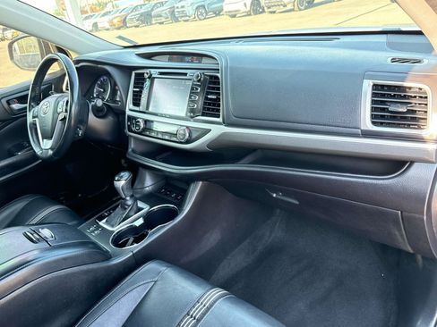 Used 2018 Toyota Highlander SE w/ Carpet Mat Package (TMS) AWD/4WD image 21
