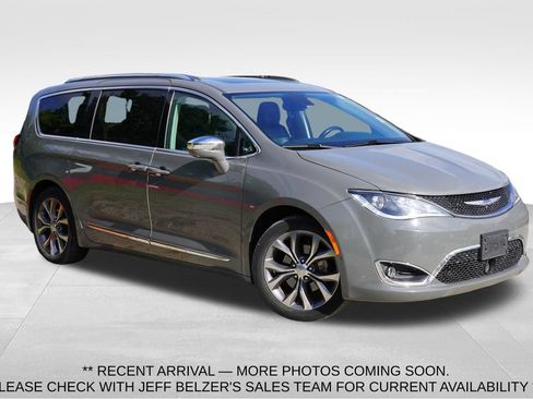 Used 2020 Chrysler Pacifica Limited w/ Tire & Wheel Group FWD image 1