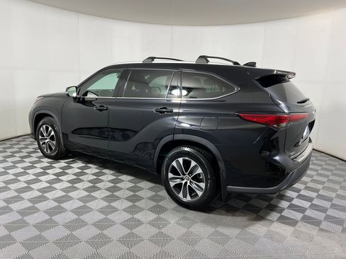 Used 2022 Toyota Highlander XLE image 2
