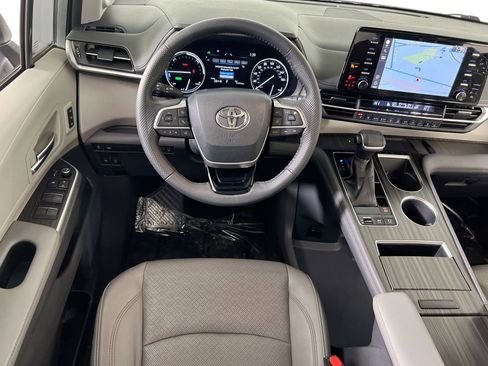 Used 2022 Toyota Sienna Limited image 23