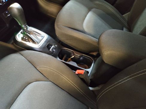 Used 2021 Jeep Renegade Sport FWD image 26