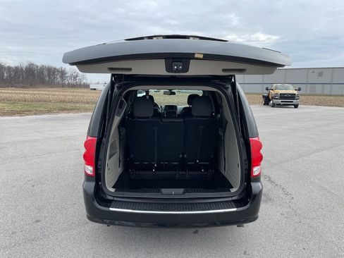 Used 2017 Dodge Grand Caravan SXT image 7