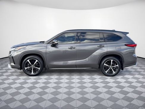 Used 2022 Toyota Highlander XSE FWD image 2