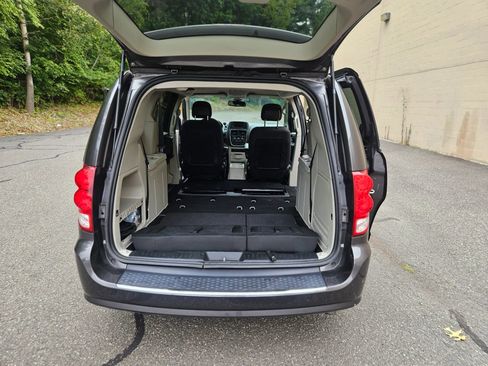 Used 2019 Dodge Grand Caravan SE w/ UConnect Hands-Free Group image 23
