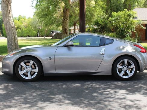 Used 2009 Nissan 370Z Touring RWD image 2