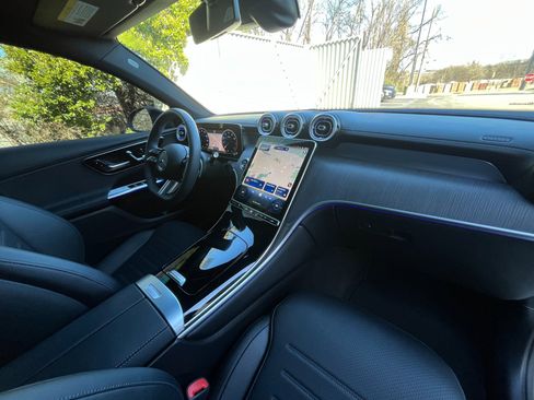 Used 2025 Mercedes-Benz GLC 300 4MATIC image 17