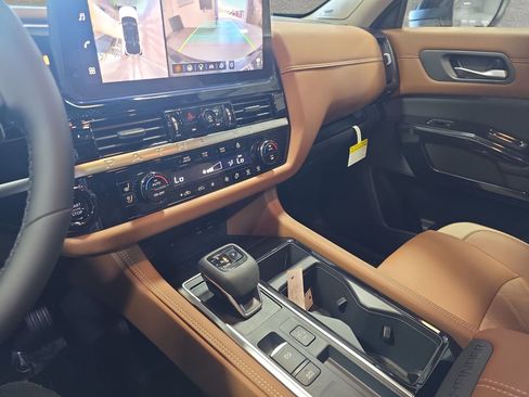 New 2026 Nissan Pathfinder Platinum FWD image 25