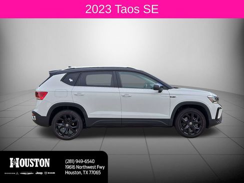 Used 2023 Volkswagen Taos SE w/ Panoramic Sunroof Package FWD image 2