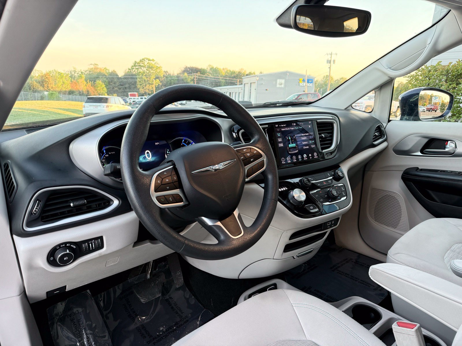 Used 2018 Chrysler Pacifica Touring Plus FWD image 18