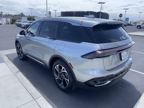 Used 2025 Lincoln Nautilus Premier AWD/4WD image 8