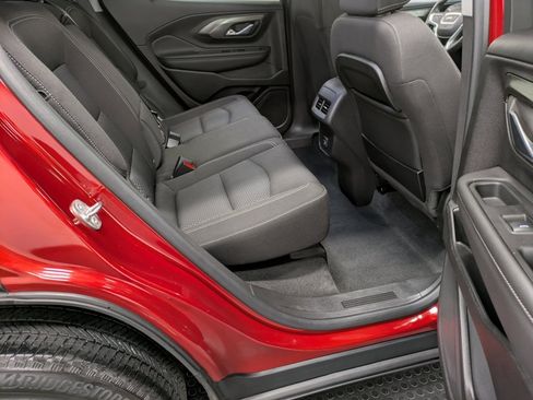 Used 2024 GMC Terrain SLE w/ Driver Convenience Package image 29