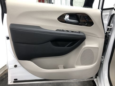 Certified 2024 Chrysler Pacifica Limited image 20