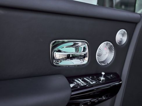 Used 2024 Rolls-Royce Phantom Sedan image 43