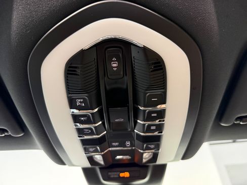 Used 2021 Porsche Macan S AWD/4WD image 40