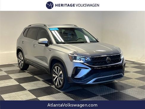 Certified 2024 Volkswagen Taos SE image 1
