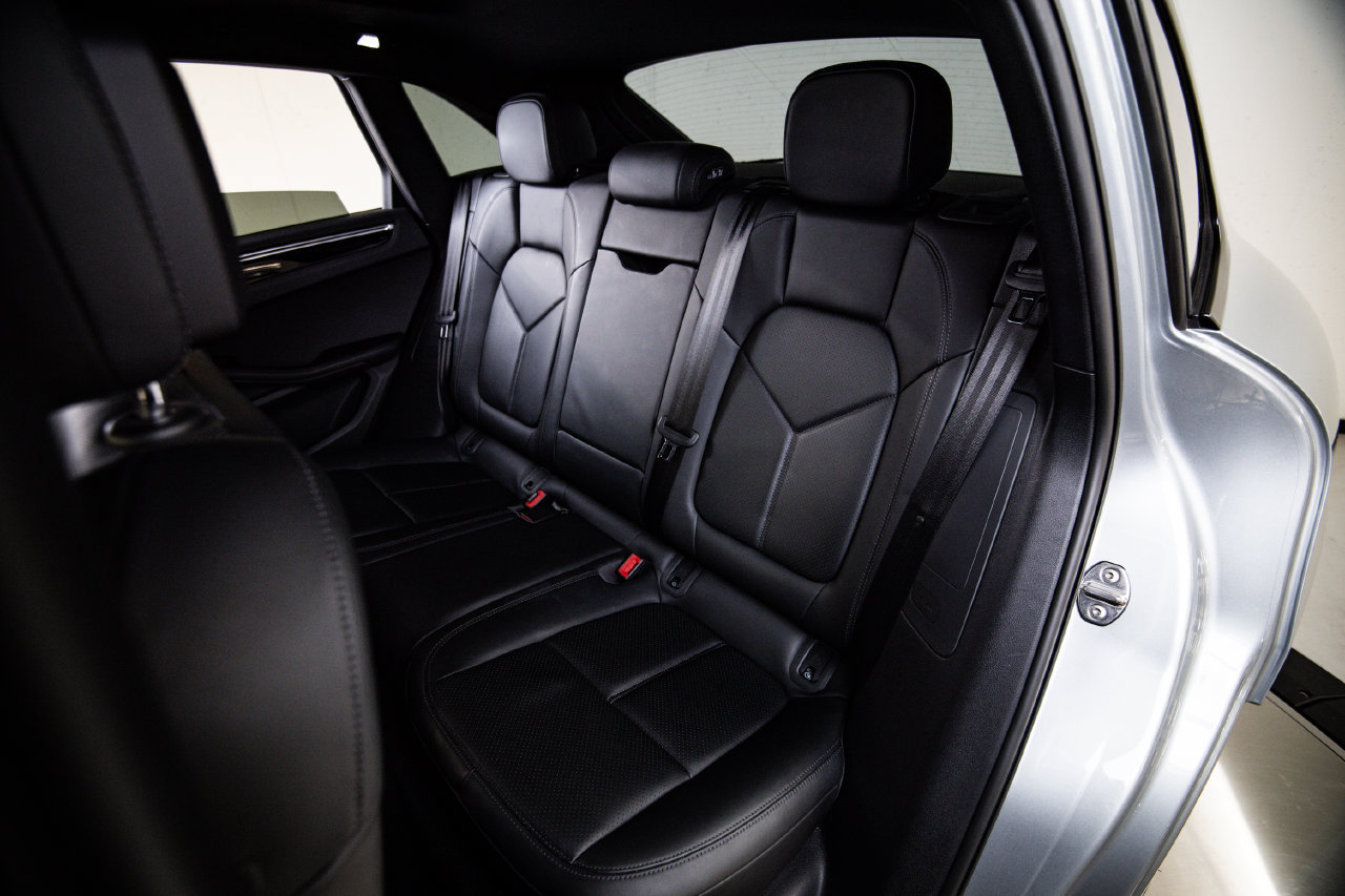 Certified 2021 Porsche Macan AWD/4WD image 24