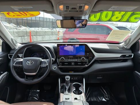 Used 2025 Toyota Highlander Limited AWD/4WD image 30