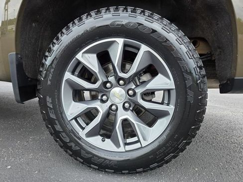 Used 2023 Chevrolet Silverado 1500 LT AWD/4WD image 9