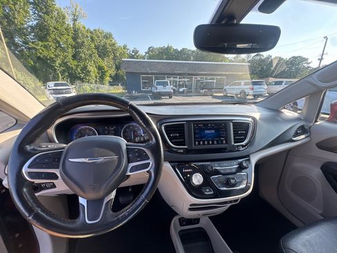 Used 2019 Chrysler Pacifica Touring-L FWD image 14