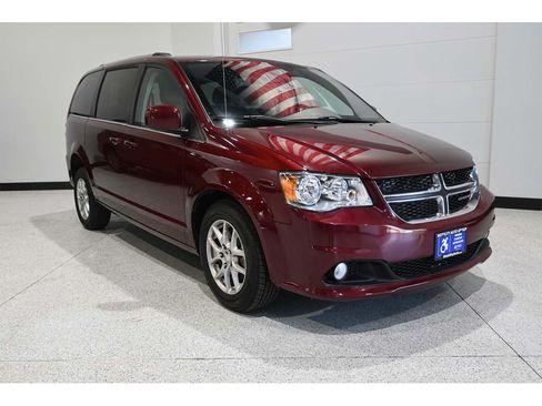 Used 2020 Dodge Grand Caravan SXT FWD image 3