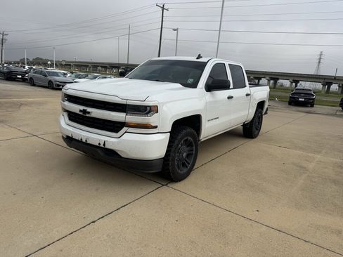 Used 2018 Chevrolet Silverado 1500 Custom w/ Custom Convenience Package image 3