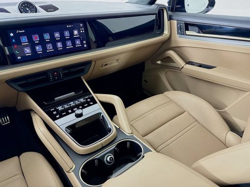 Certified 2025 Porsche Cayenne GTS AWD/4WD image 26