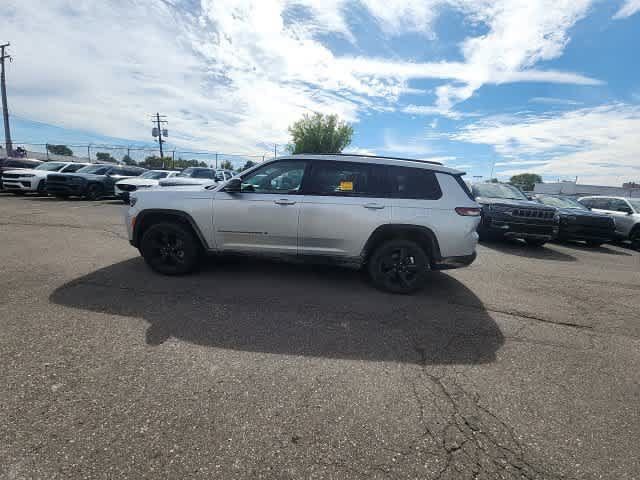 Used 2024 Jeep Grand Cherokee L Altitude AWD/4WD image 21
