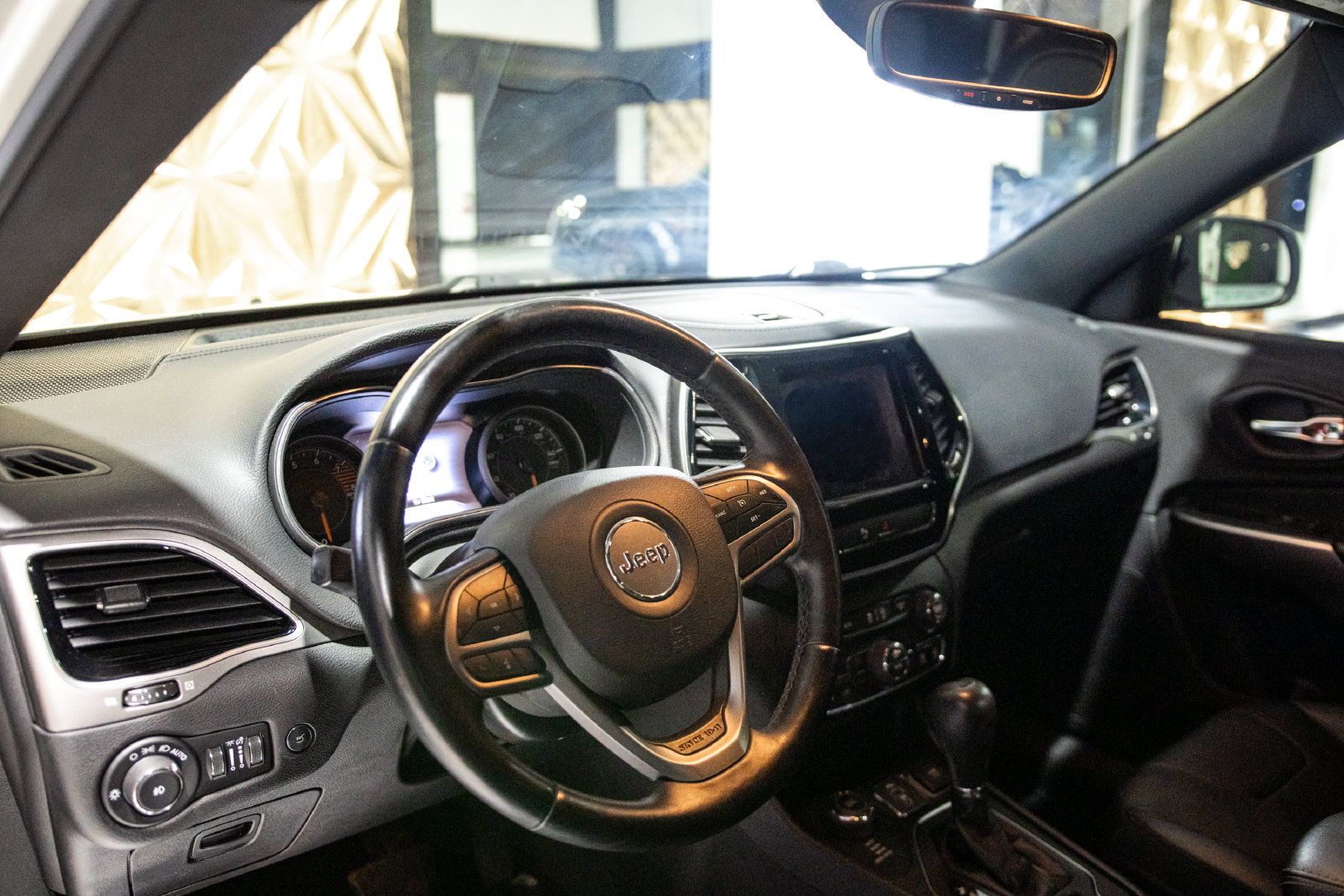 Used 2019 Jeep Cherokee High Altitude AWD/4WD image 10