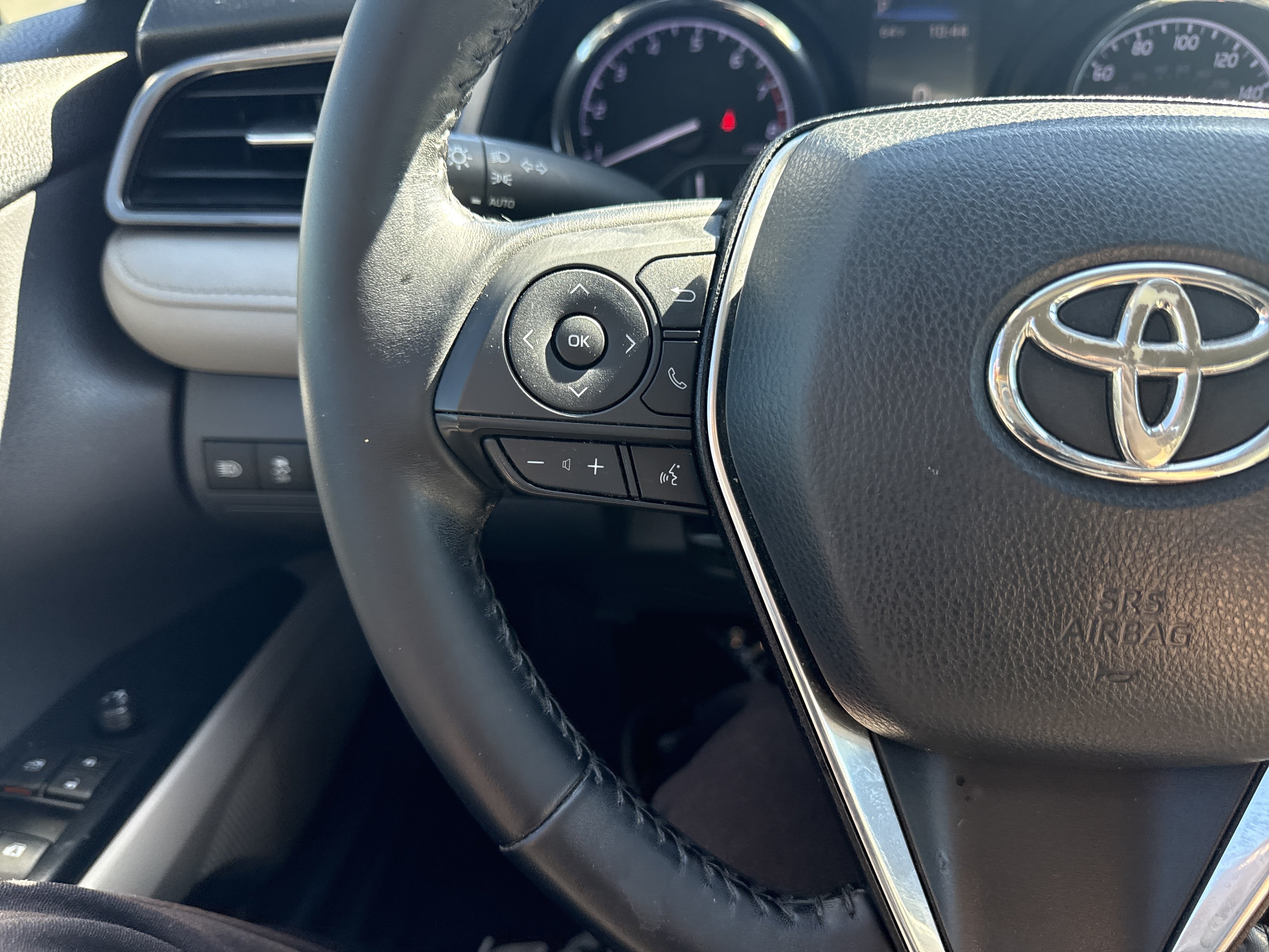 Used 2019 Toyota Camry SE FWD image 3