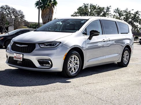 Used 2024 Chrysler Pacifica Touring-L image 9