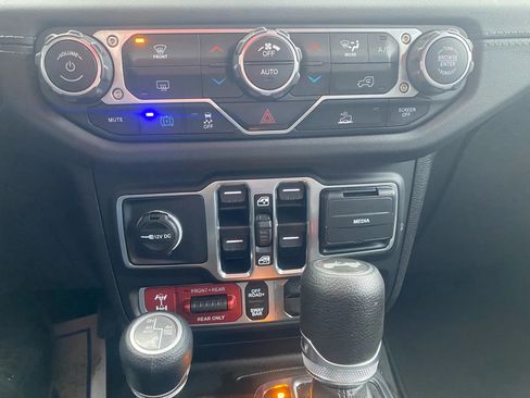 Used 2025 Jeep Wrangler Unlimited Rubicon 4xe image 10