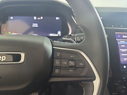 Used 2023 Jeep Grand Cherokee Laredo image 11