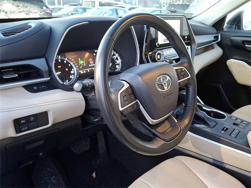 Certified 2023 Toyota Highlander XLE image 16