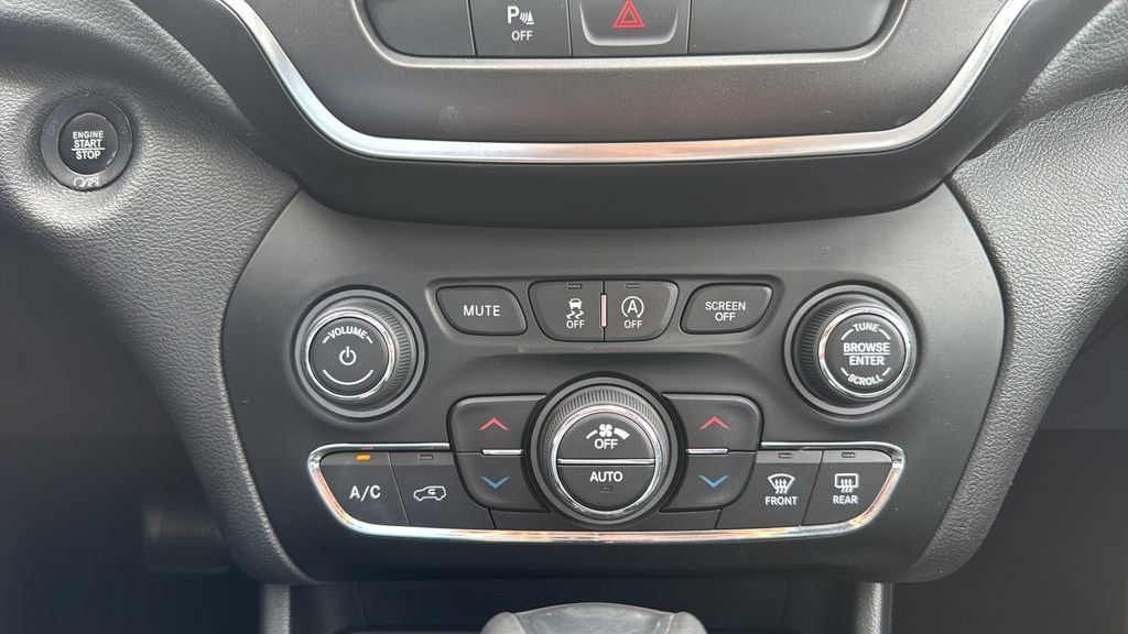Used 2019 Jeep Cherokee Trailhawk AWD/4WD image 25