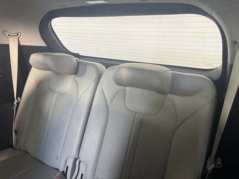 Used 2024 Kia Sorento EX w/ Panoramic Sunroof Package FWD image 11