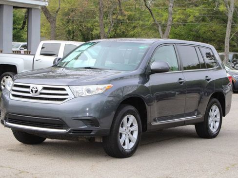 Used 2013 Toyota Highlander Plus w/ Cold Weather Pkg image 3