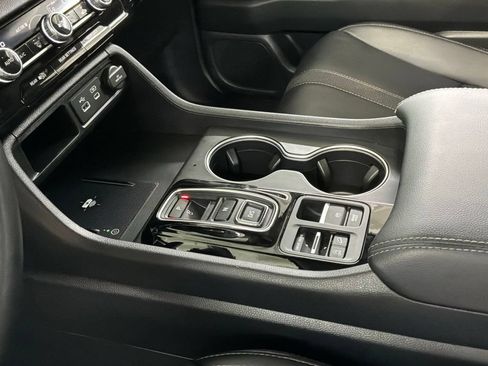 Used 2025 Honda Pilot Touring image 18