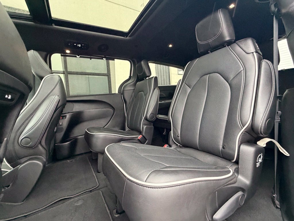 Used 2026 Chrysler Pacifica Limited FWD image 10