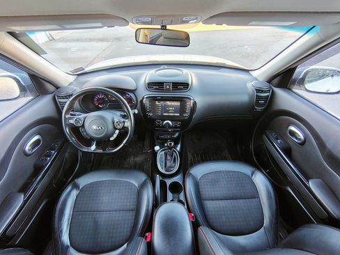 Used 2019 Kia Soul ! image 2