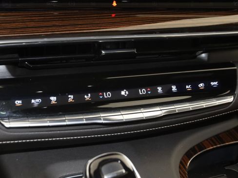 Used 2022 Cadillac Escalade ESV Premium Luxury image 36