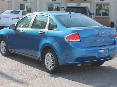 Used 2010 Ford Focus SE FWD image 6