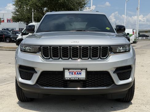 Used 2025 Jeep Grand Cherokee Laredo RWD image 11