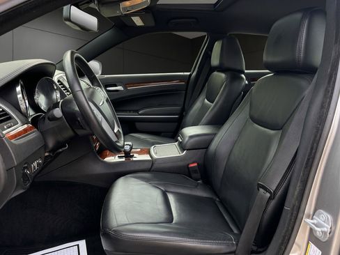 Used 2014 Chrysler 300 RWD image 9