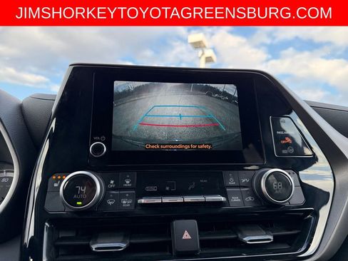 Used 2023 Toyota Highlander XLE AWD/4WD image 18