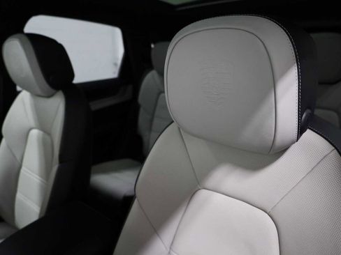 Certified 2025 Porsche Cayenne image 18