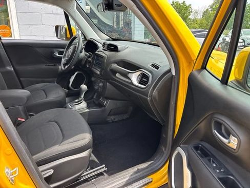 Used 2018 Jeep Renegade Latitude FWD image 8