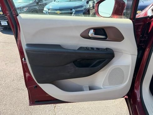 Used 2019 Chrysler Pacifica Touring Plus w/ Advanced Safetytec Group FWD image 15